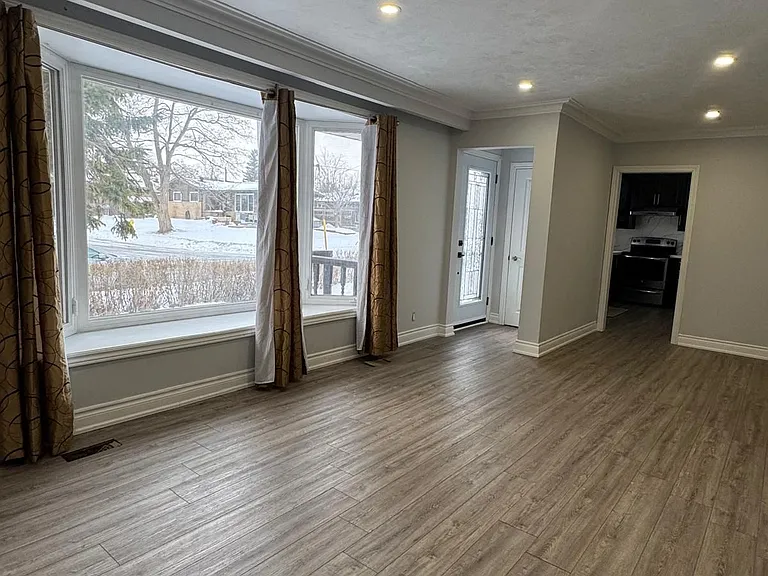 1467 Oxford St — Photo 4