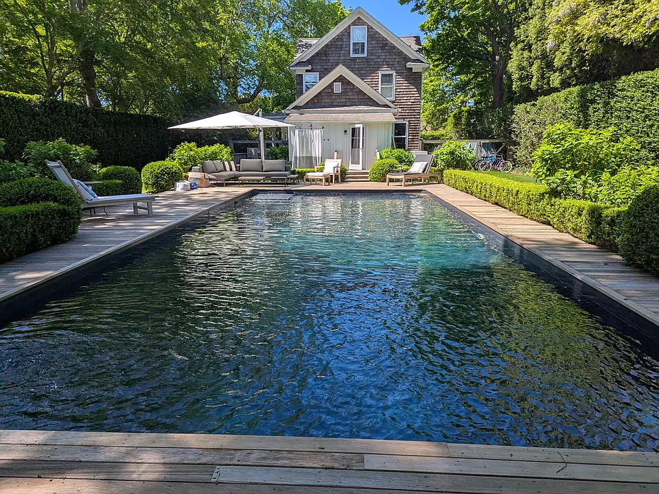 35 Meetinghouse Ln