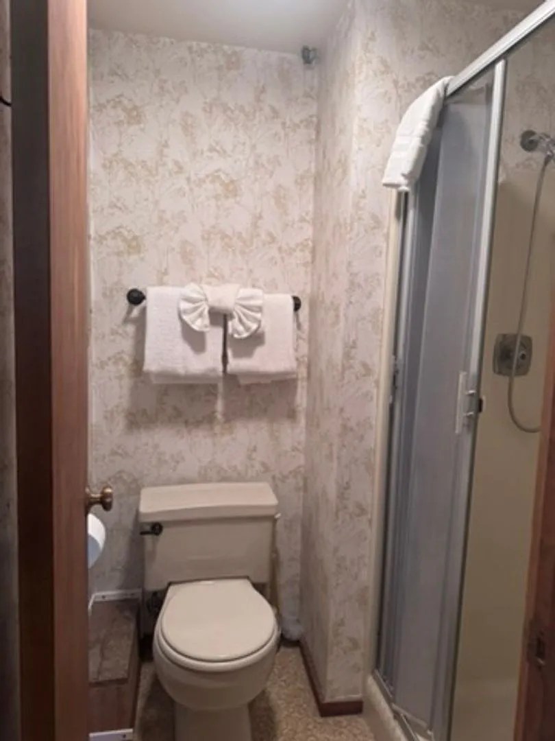 Spacious Furnished 3BD + Den / 3BA Mountain Condo | Pet Friendly | Villa de los Pinos — Photo 4