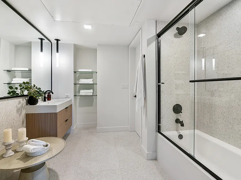Venue Residences — Photo 73