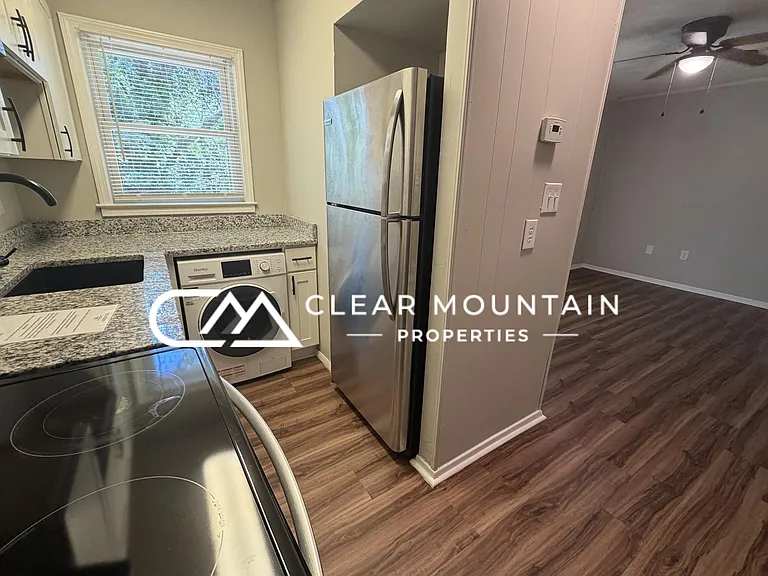 Creekside Apartments — Photo 11