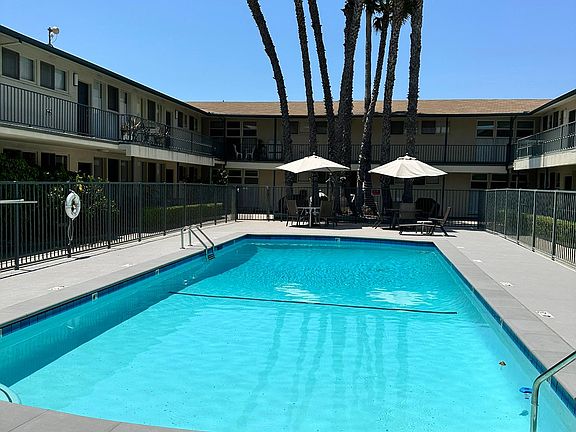 3rd image of 605 S Barrington Ave APT 36