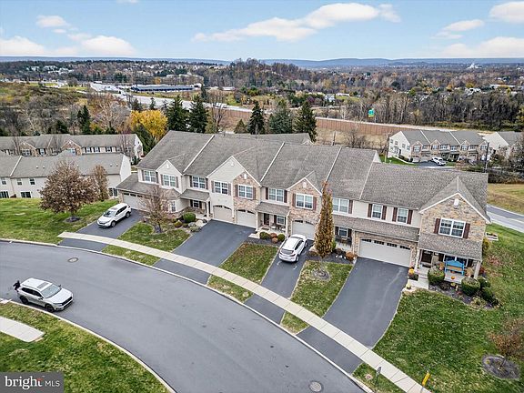 2nd image of 307 Stoneridge Ct