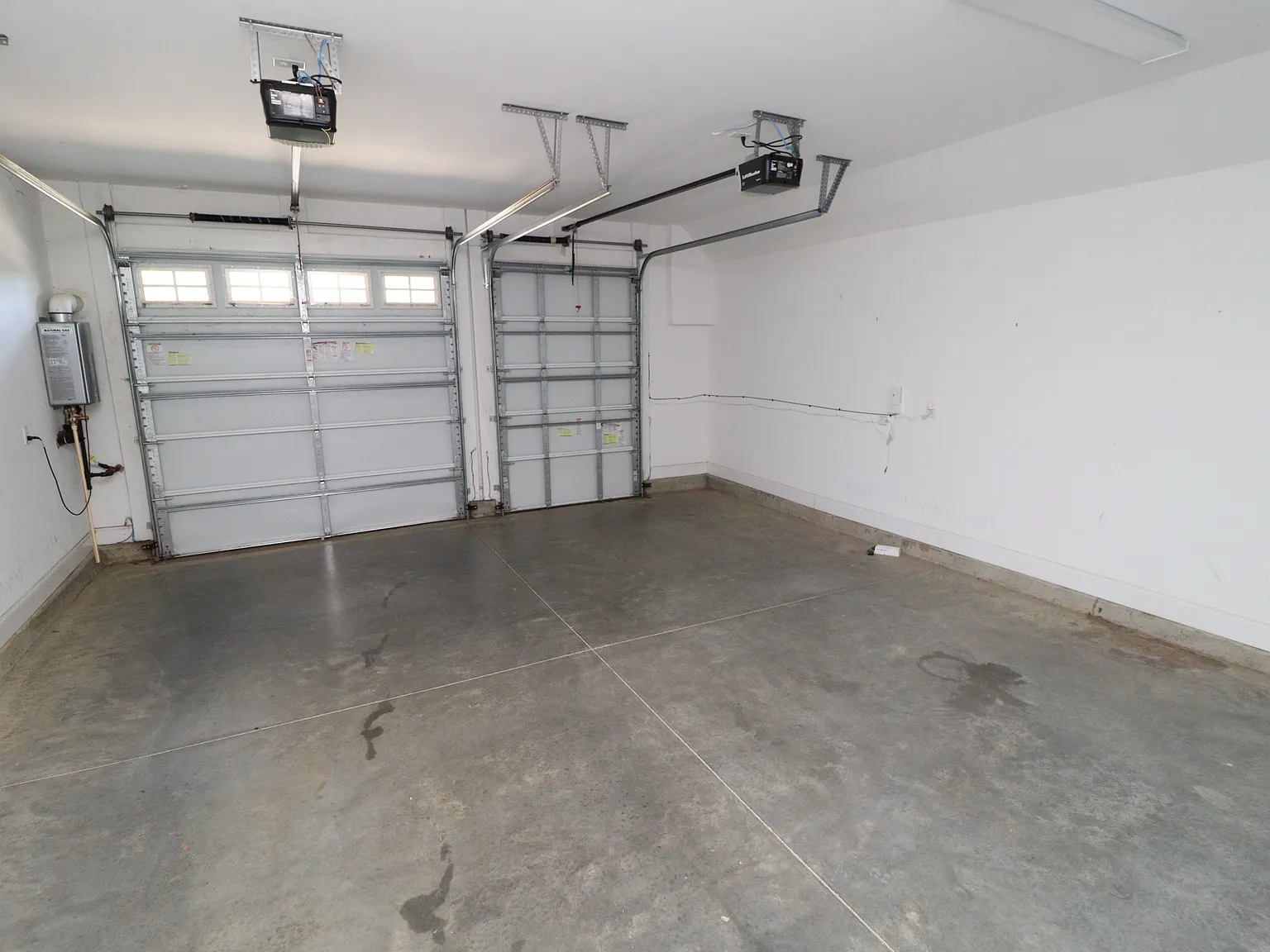 Gorgeous 4 Bedroom Apex Townhome Available Immediately — Photo 4