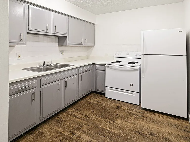 Metro Apartments at Wood River — Photo 14