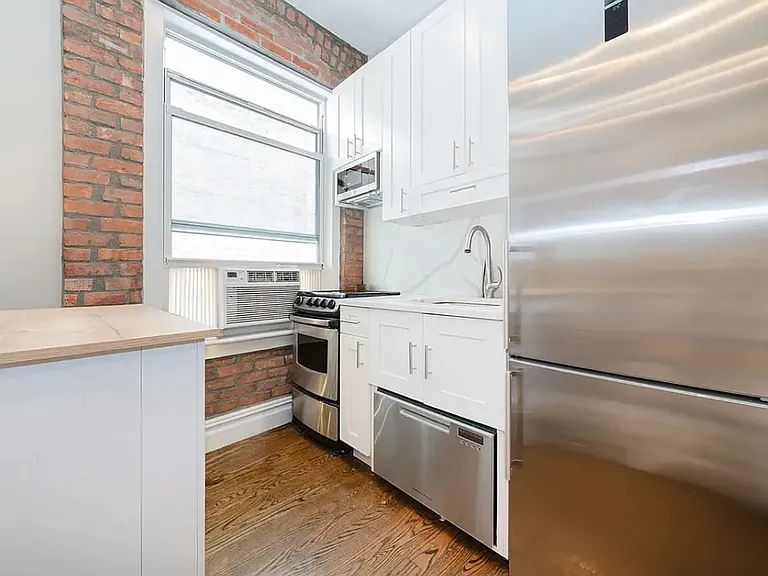 145 W 10th St #6E — Photo 2