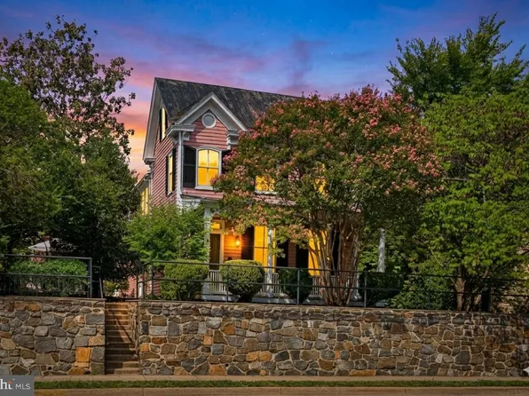 431 S King St, Leesburg, VA 20175