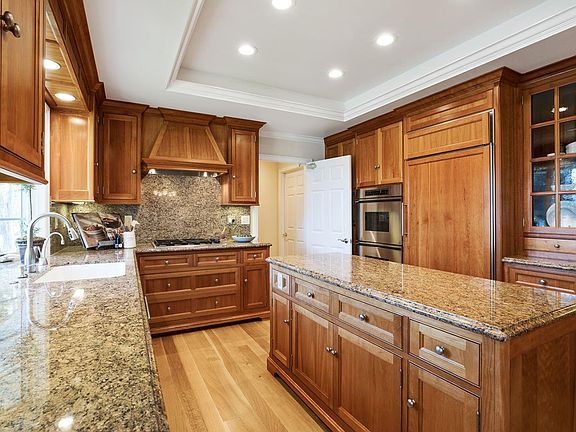 4th image of 1465 Lakeview Dr