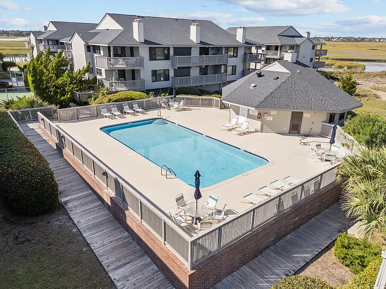 Community pool & clubhouse