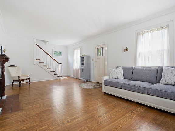 4th image of 1127 E Walnut St