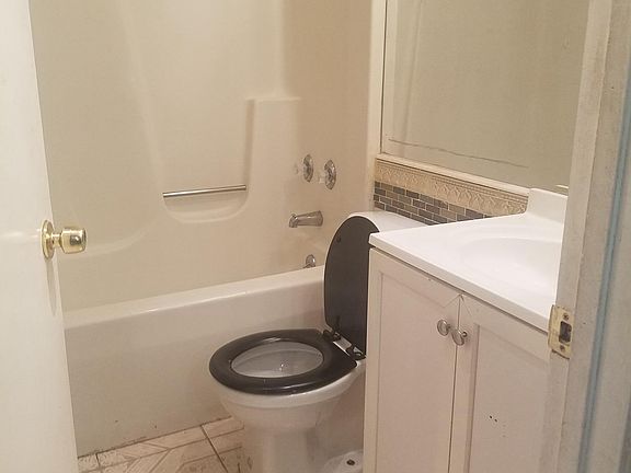 4th image of 586 Beck St Unit 1