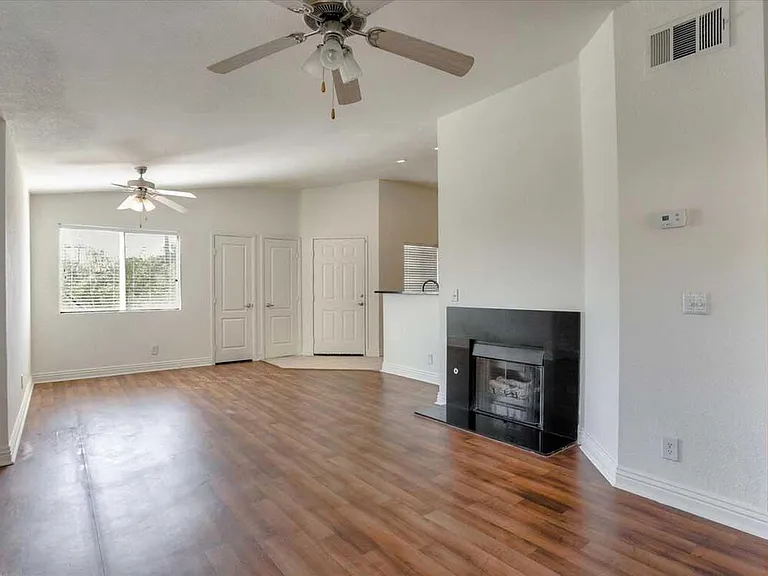 Solana Apartments — Photo 3