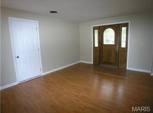 13 Crest Dr, Fenton, MO 63026