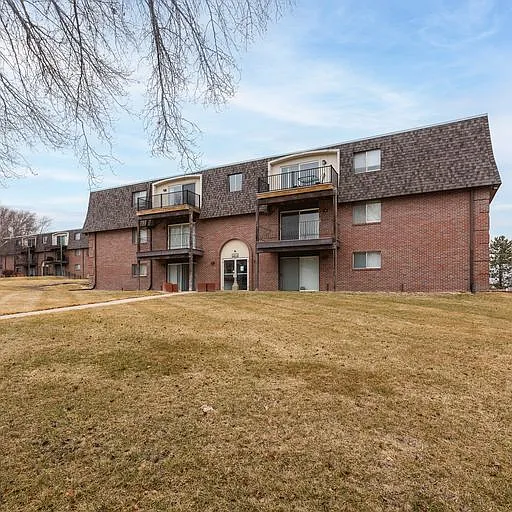Whispering Isle Apartments — Photo 3