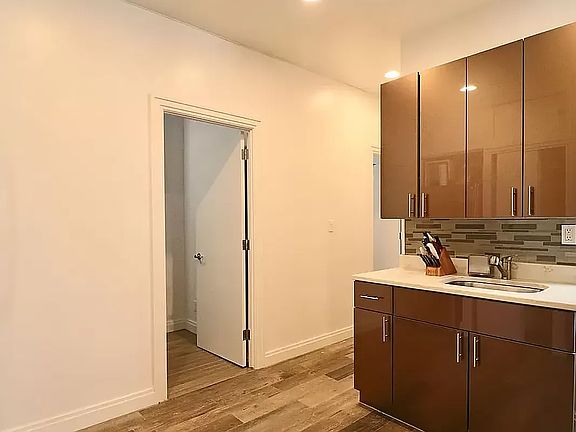 5th image of 202 Thompson St #5D
