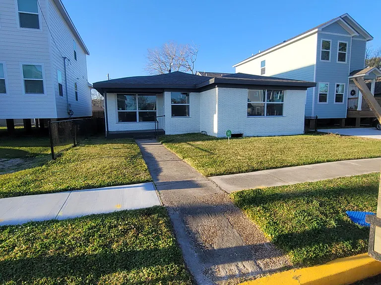 4024 Avenue N 1/2 — Photo 3