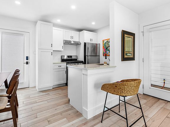 5th image of 1200 E 52nd St Unit 103