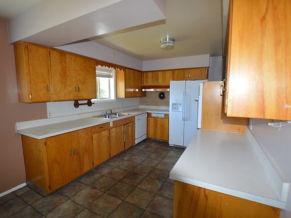 4th image of 663 E 16th St