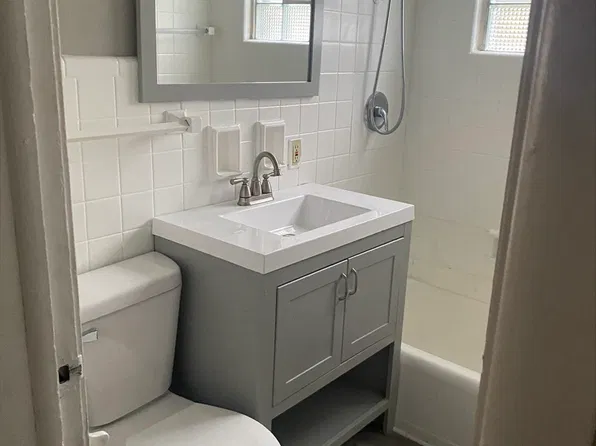 5876 N 32nd St APT 3, Milwaukee, WI 53209