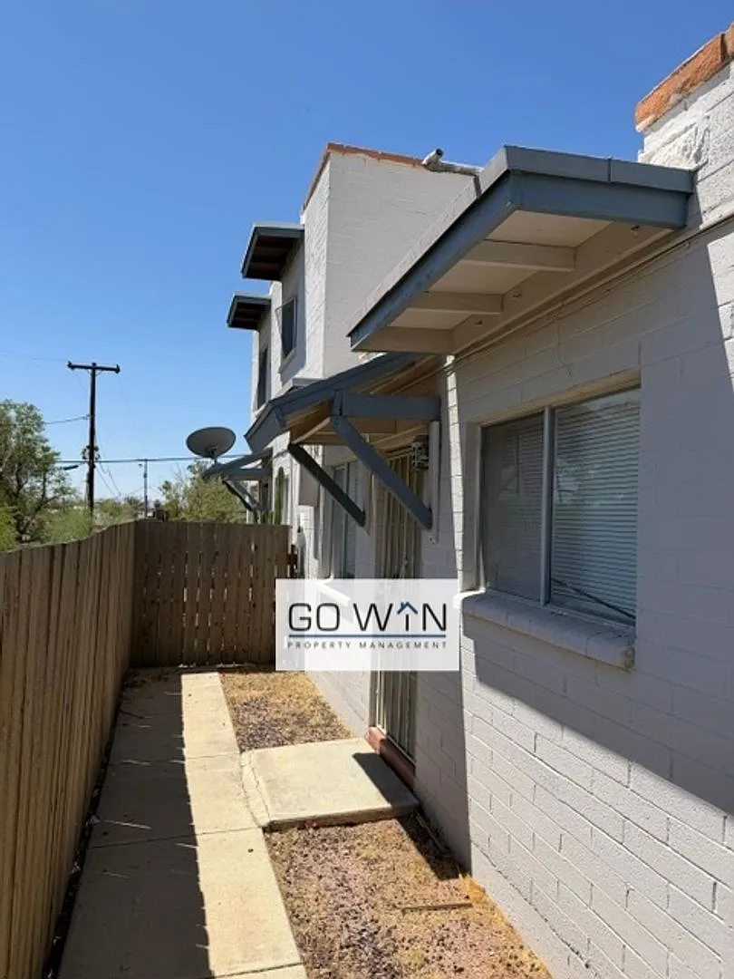 1111 E Butler Dr — Photo 2