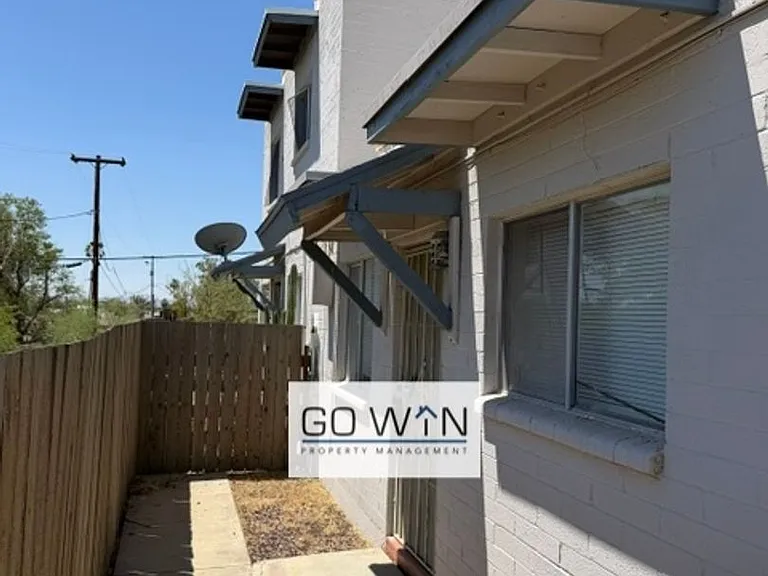 1111 E Butler Dr — Photo 2