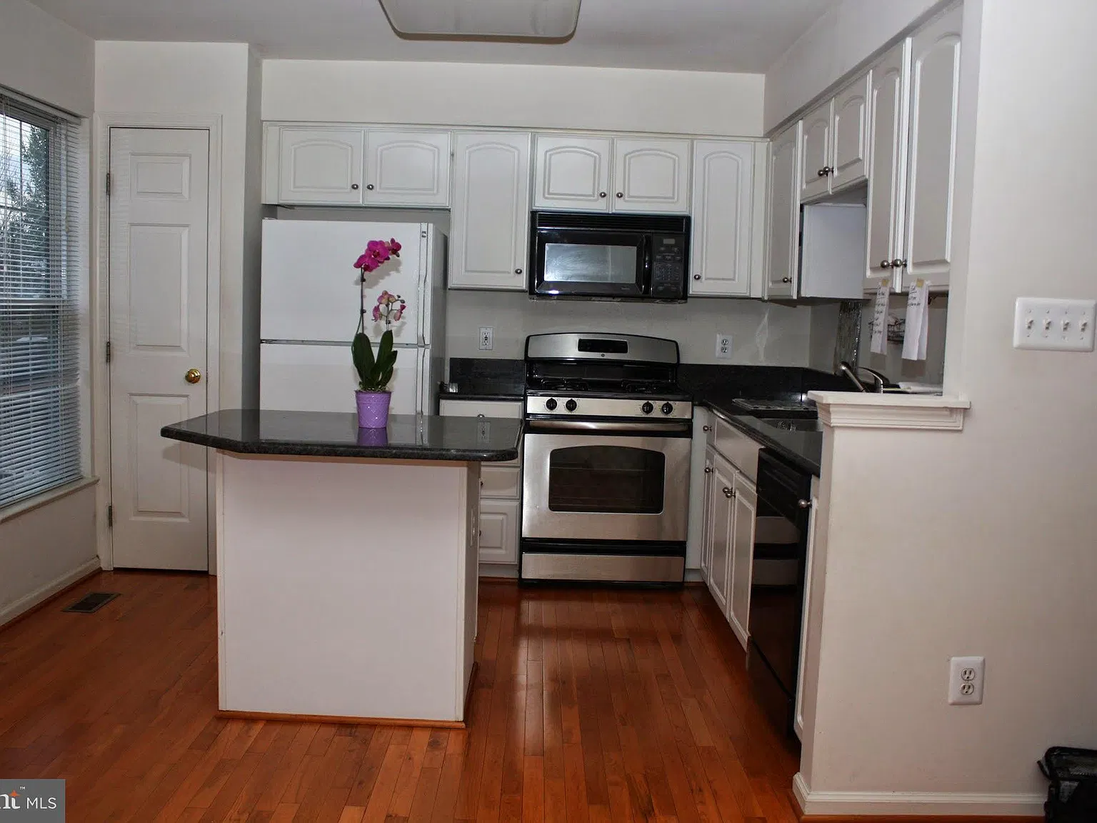 3 bed, 2.0 bath, 1840 sqft, $3,210 — Photo 4