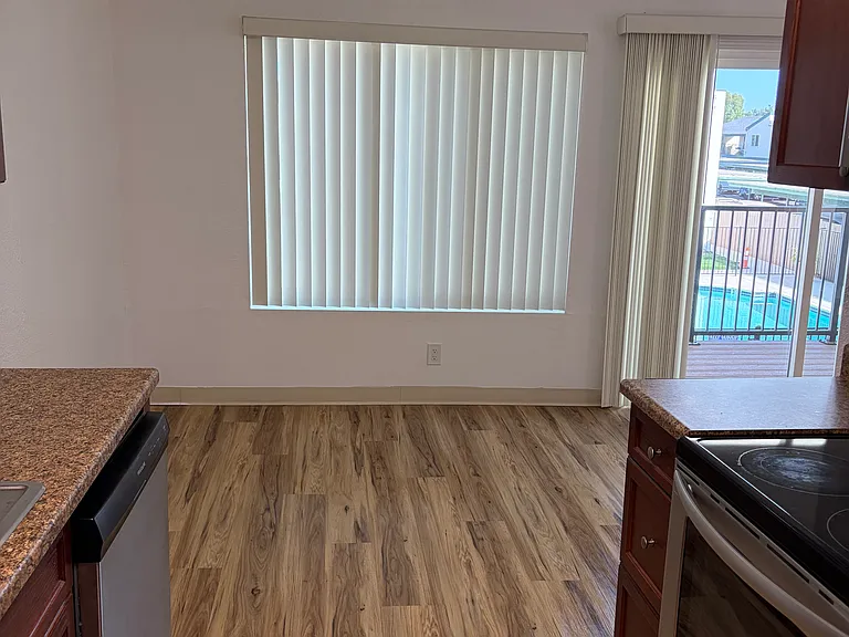 1905 E Grand Ave #10 — Photo 6