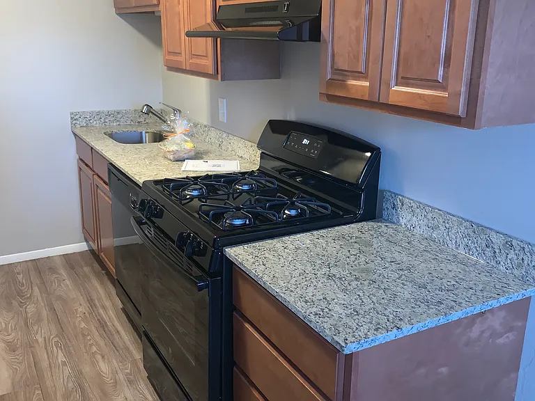 Bayside Country Club Apartments — Photo 40