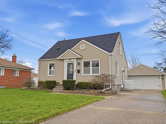 3rd image of 927 Montrose Ave