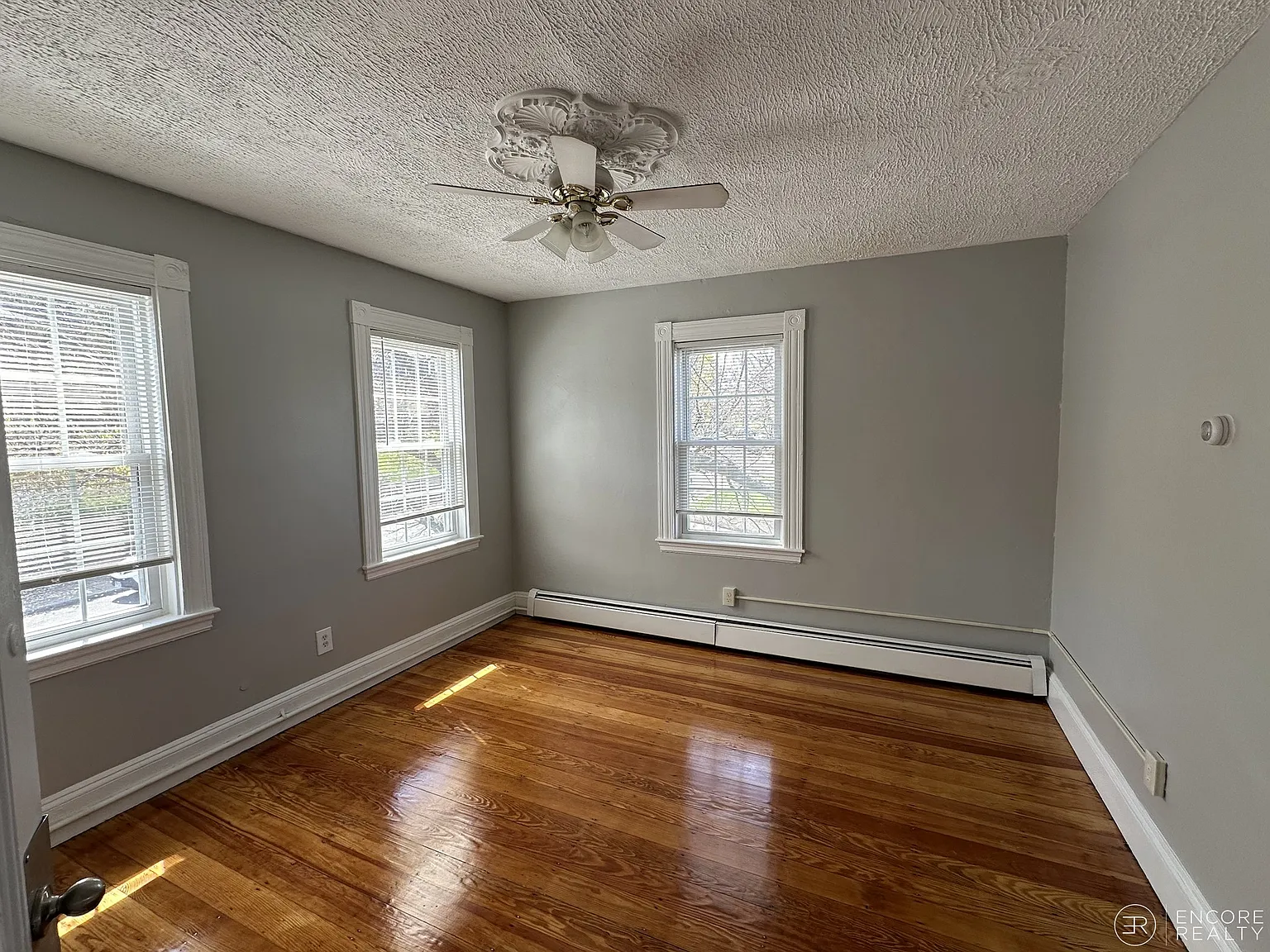 4 bed, 9999 sqft, $4,400 — Photo 3