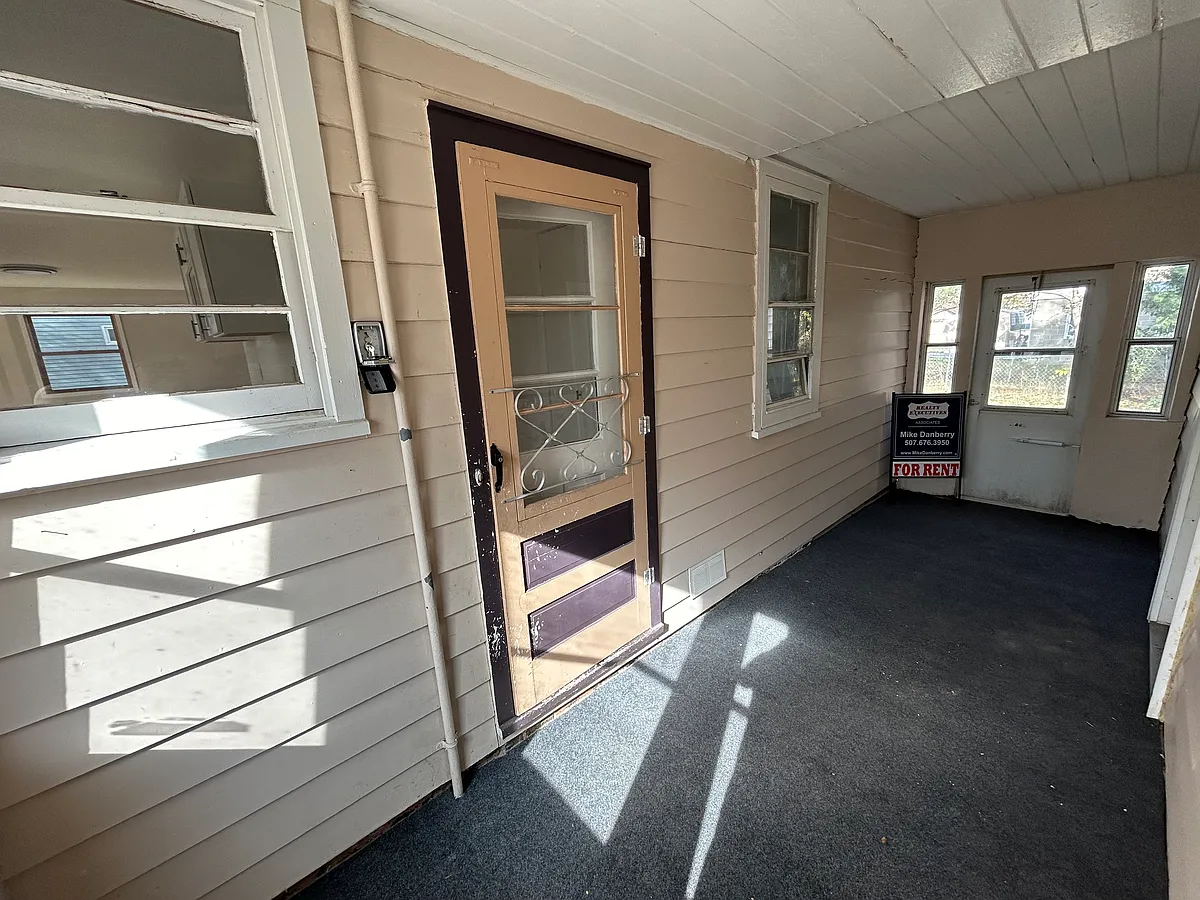 Building Photo - 605 3rd Ave SE
