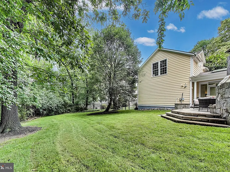 5809 Grosvenor Ln — Photo 36