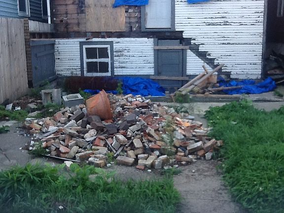 4th image of 2446 W Belle Plaine Ave