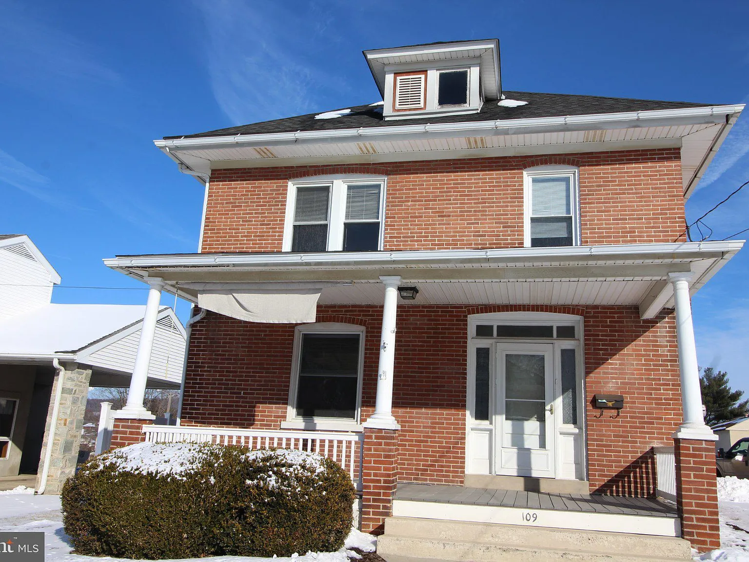 4 bed, 1.5 bath, 2264 sqft, $1,995 — Photo 1
