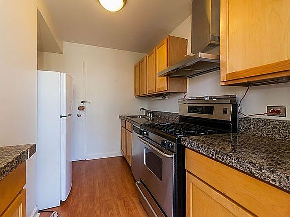 3rd image of 3950 N Lake Shore Dr APT 510