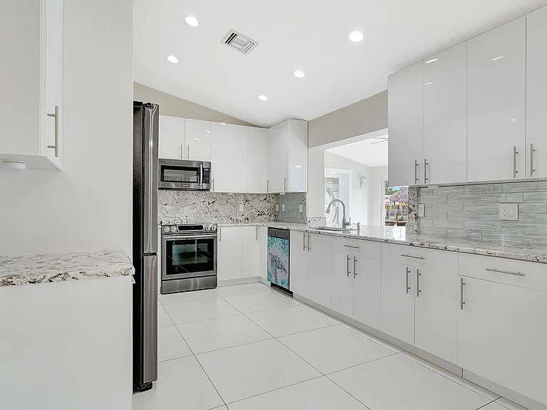 1412 NE 53rd Ct — Photo 15