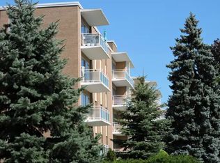 3089 Jaguar Valley Dr #1A, Mississauga, ON L5A 2J1