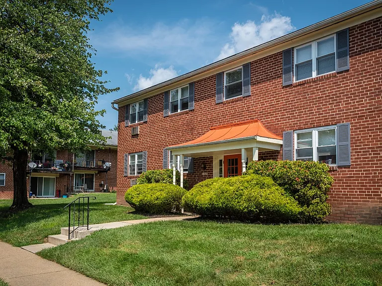Spring Manor — Photo 17