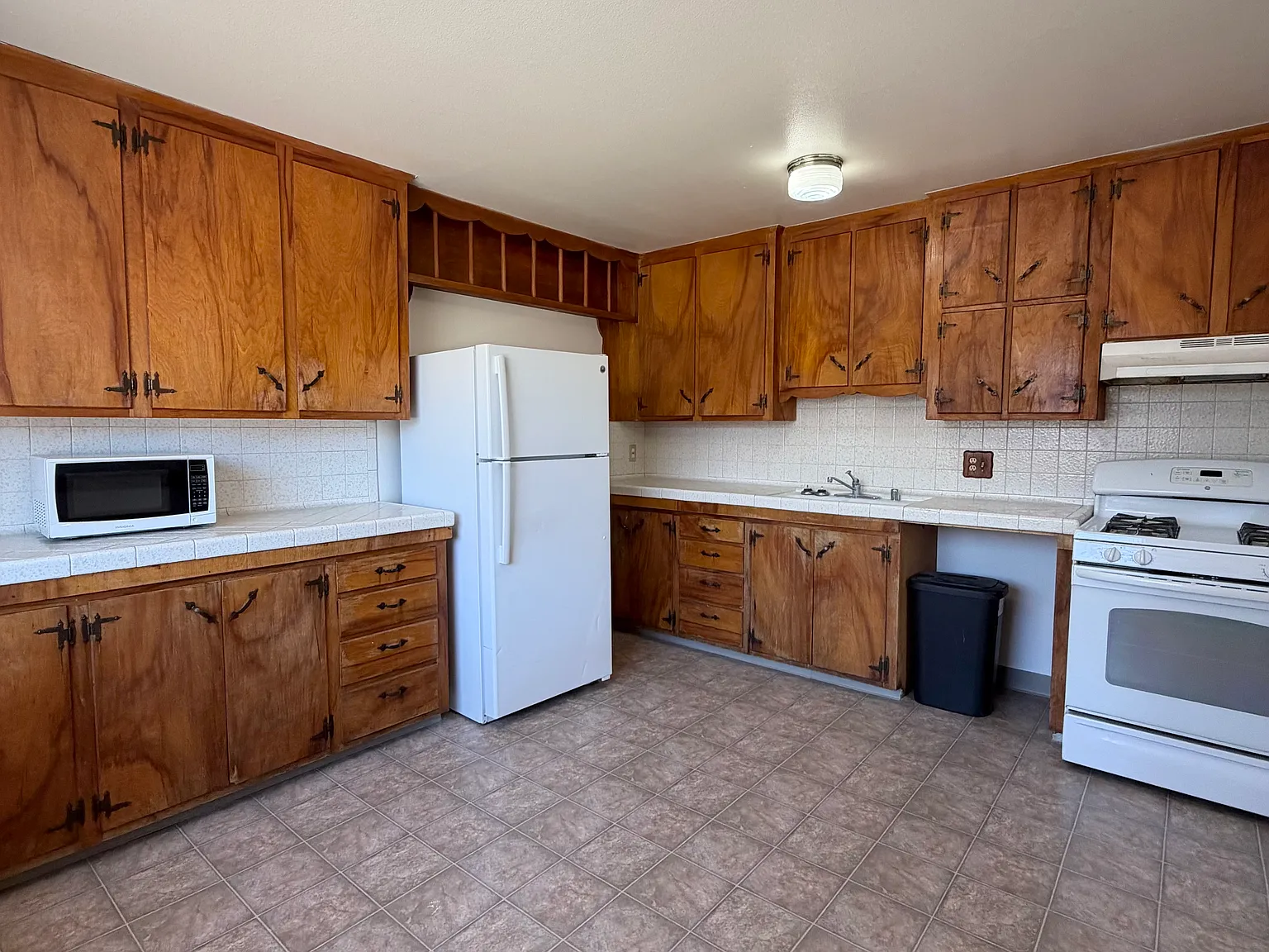 2 bed, 1000 sqft, $1,400 — Photo 3