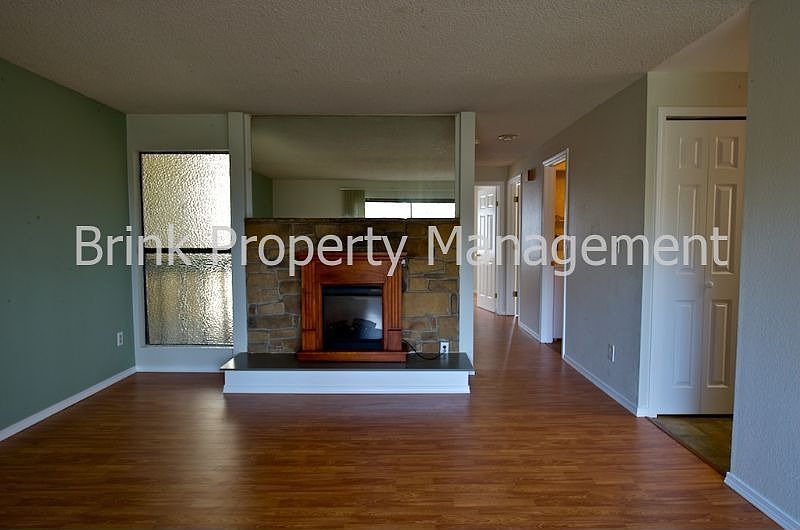 Living Room with fireplace