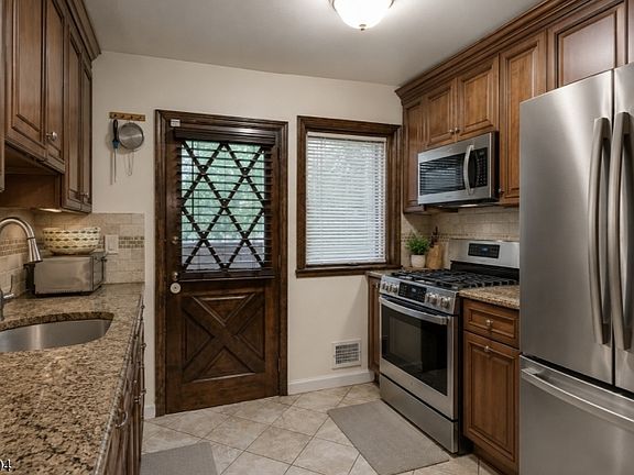 3rd image of 16 Highview Dr