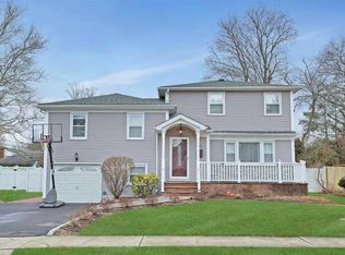 21 Saturn Ct, Syosset, NY 11791