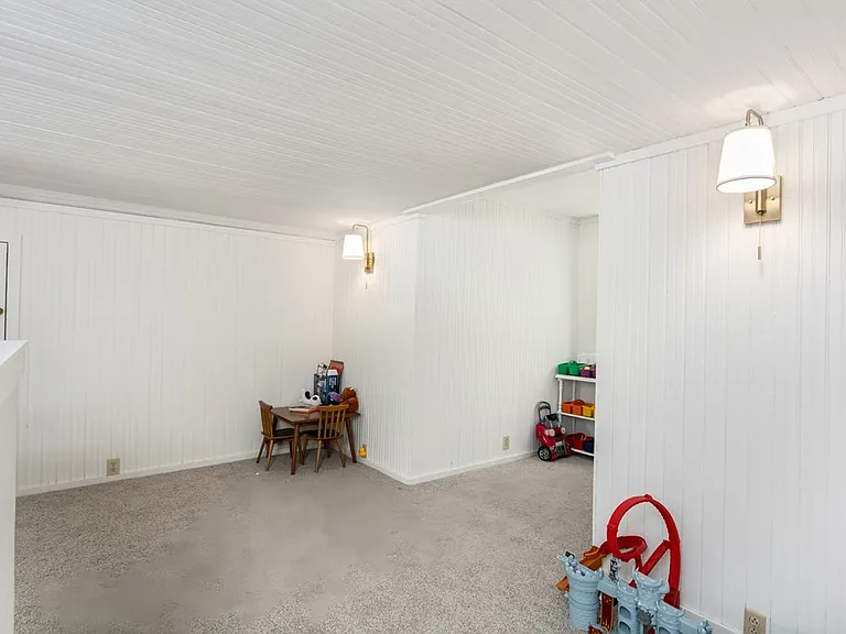 112 N Acorn St — Photo 15