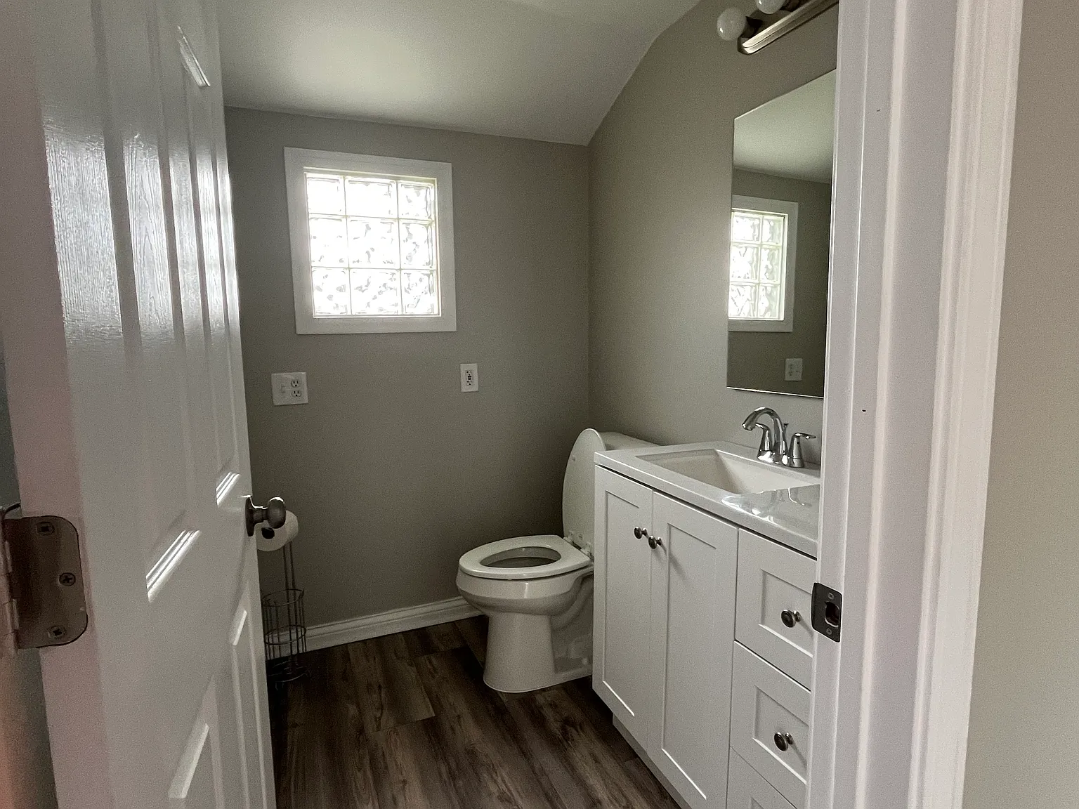 3 bed, 1.5 bath, 1477 sqft, $1,900 — Photo 3