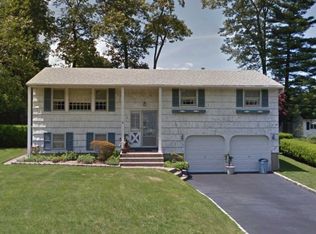 26 Valmont Ln, Commack, NY 11725