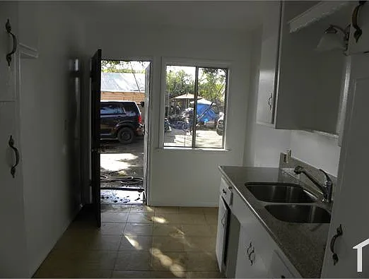 1105 Date St — Photo 11