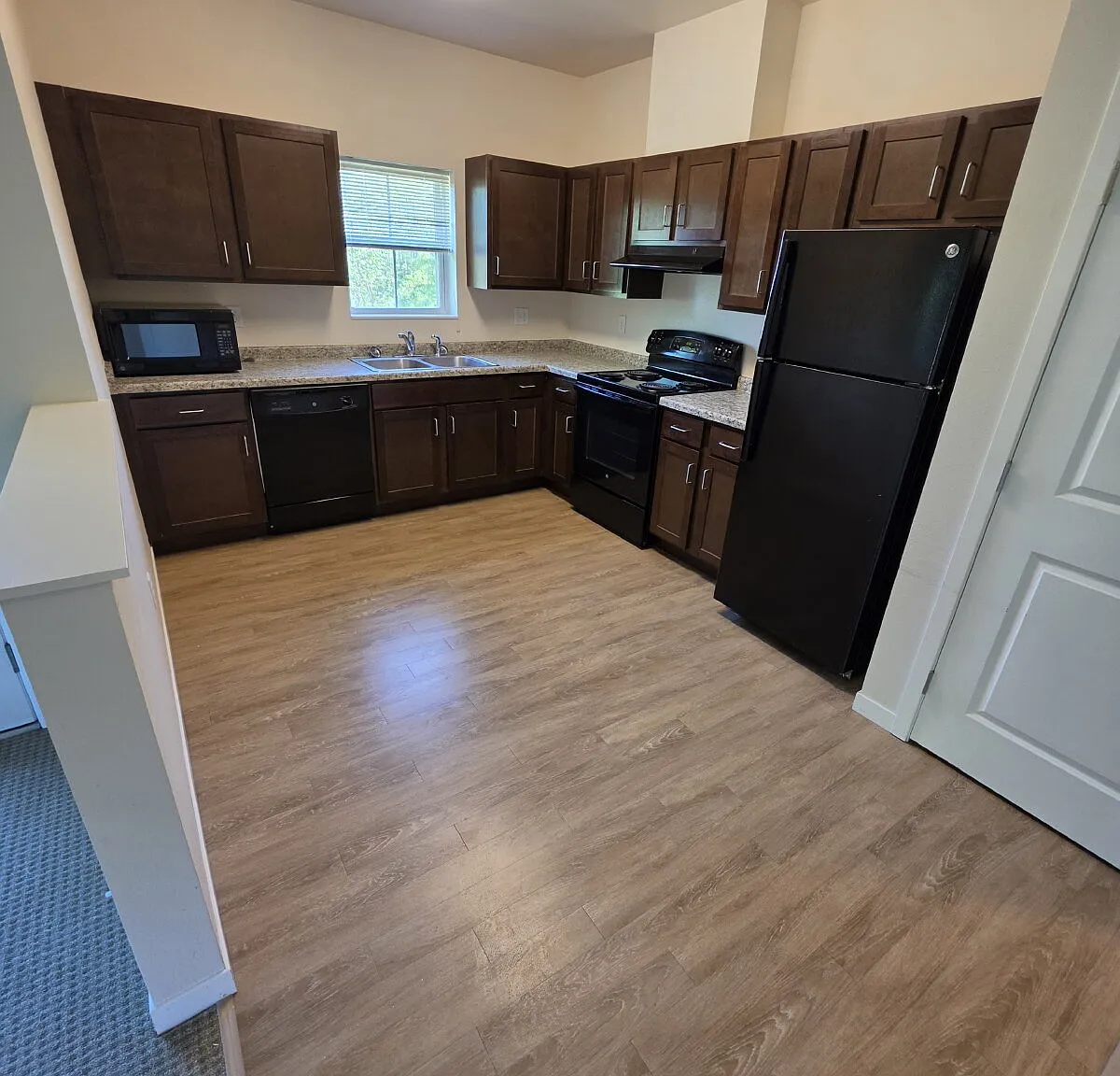 2 bed, 1.0 bath, 948 sqft, $1,400 — Photo 2
