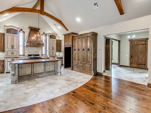 5th image of 2625 Crestwood Dr