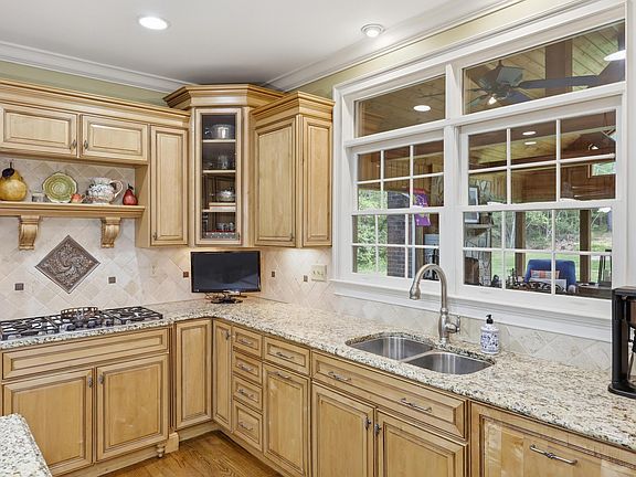 5th image of 15 Middle Creek Rd