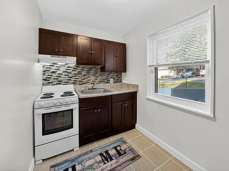 Croydon Manor Apartments — Photo 6